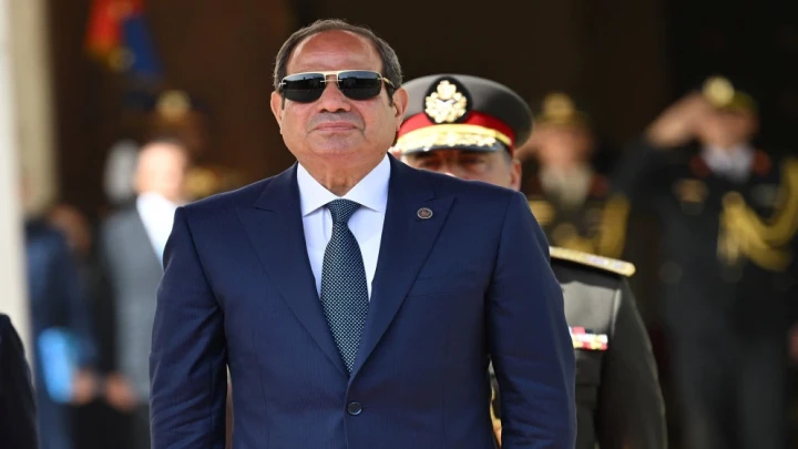مصر تبدأ تحليل شظايا مسيّرة ميناء دمياط والسيسي يدعو إلى "وقف التصعيد"