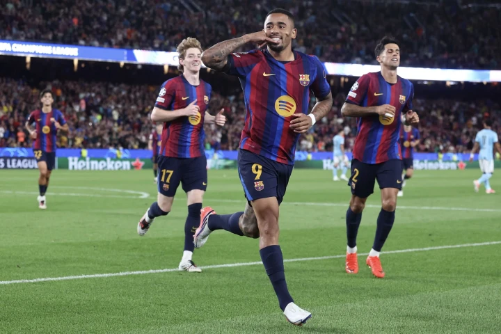 ثنائية رافينيا تقود برشلونة إلى فوز عريض على فينورد 5-1