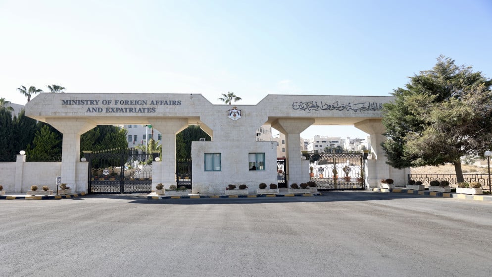 بتوجيهات ملكية.. وزير الخارجية يزور مواطنتين أصيبتا خلال هجوم لميليشيا الحوثي على مطار الملك خالد الدولي