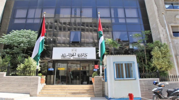 دائرة الجمارك تحبط تهريب أجهزة "آيفون"