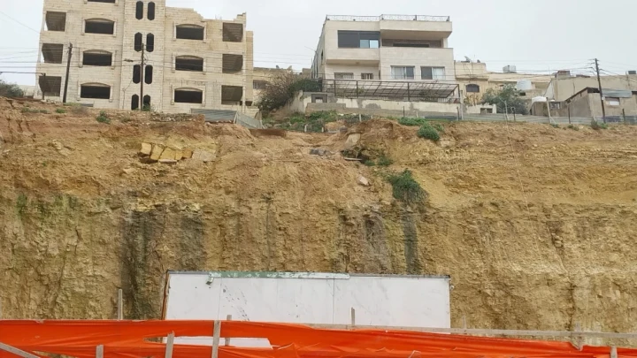 أعمال تجريف لإنشاء مجمع تجاري في جرش تتسبب بانهيار شارع