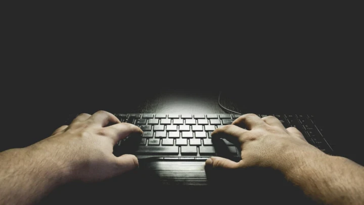 عضو في مجلس نقابة الصحفيين: الحكومة تريد قانون الجرائم الإلكترونية لحماية نفسها من النقد