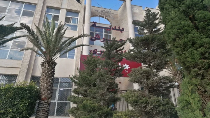 بلدية جرش الكبرى تزيل عمارة قديمة آيلة للسقوط