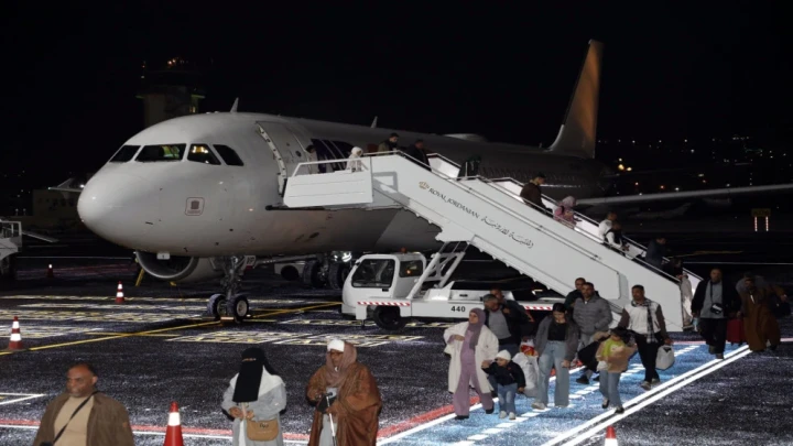 "مطار مدينة عمّان" يستقبل أول طائرة بعد تشغيله