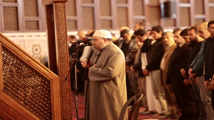 الأردنيون يُحيون ليلة القدر وأكفهم مرفوعة بالدعاء بأن يحفظ الأردن وأمنه