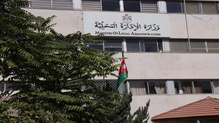 وزارة الإدارة المحلية توعز للبلديات بنشر أرقام غرف الطوارئ ومعالجة البلاغات فورا 